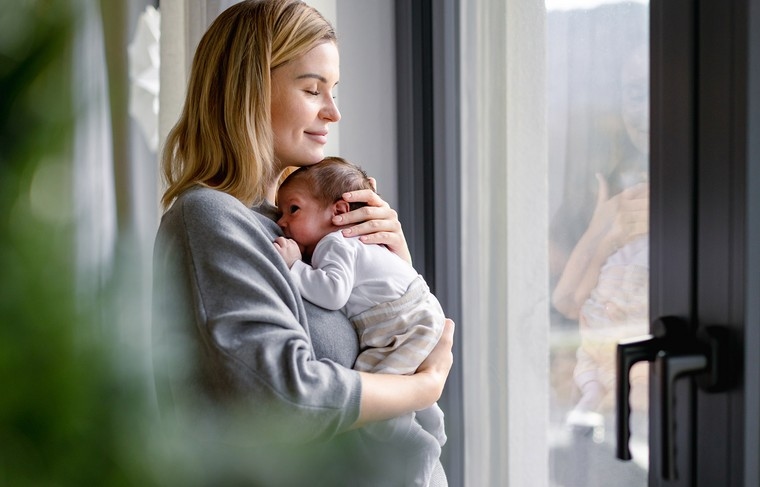 Un médico indica una forma sencilla de mejorar la salud del bebé en casa