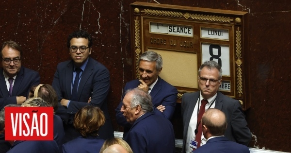 Moção de confiança chumbada. Caiu o Governo de França