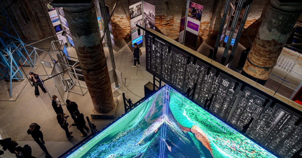 Leer auf der Biennale. Koyo Kouohs Tod, Zweifel an seinem Vermächtnis und der Zukunft der Stiftung
