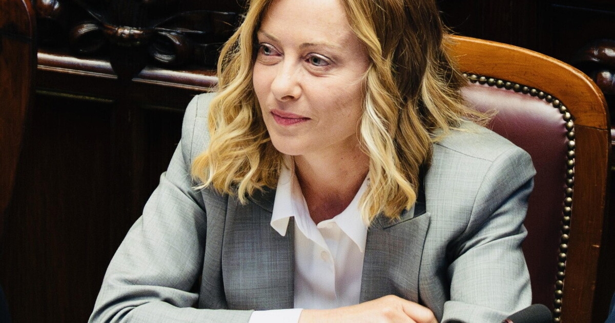 Meloni nimmt es an, greift aber Schlein an. Inzwischen ist die Regierung in Bezug auf Häfen blockiert: Das von Salvini gewünschte Spinelli-Gesetz wird übersprungen
