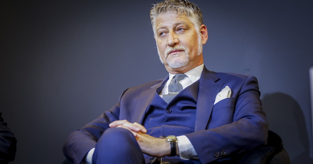 Minister Giuli voor een onverzorgd ideologisch leger
