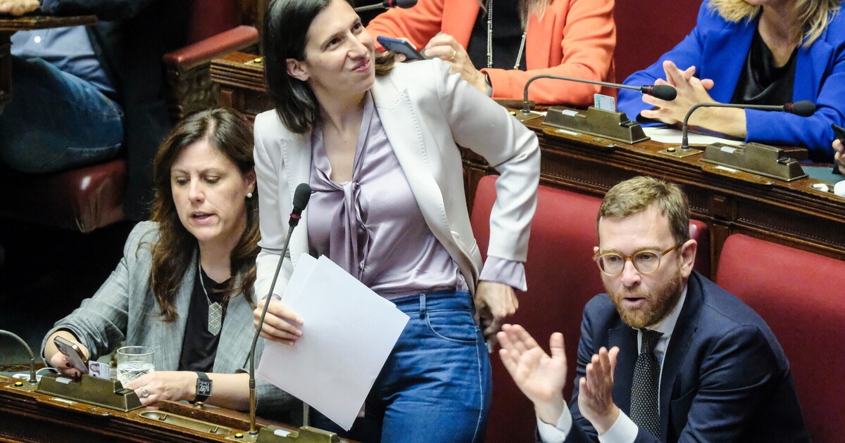 Schlein-Conte ön seçimleri Gazze'de yapılıyor. Retorik, kefiye ve sonunda Crosetto kazanıyor, Churchill gibi görünüyor