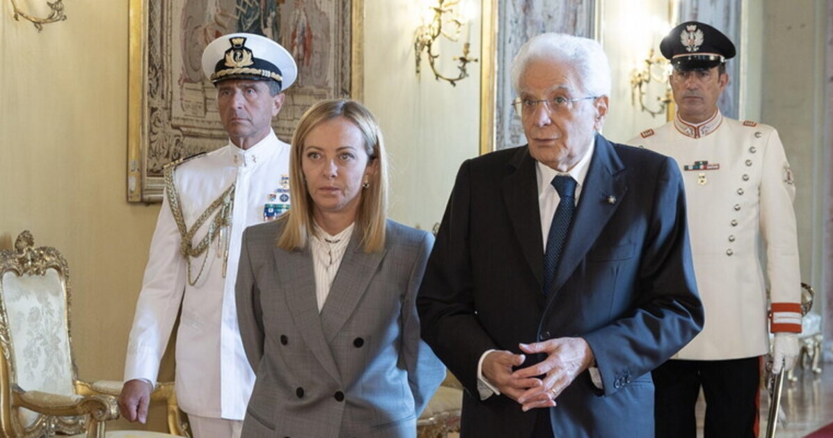 Meloni na Mattarella? De roddel van de zomer, met hints en glimlachjes.