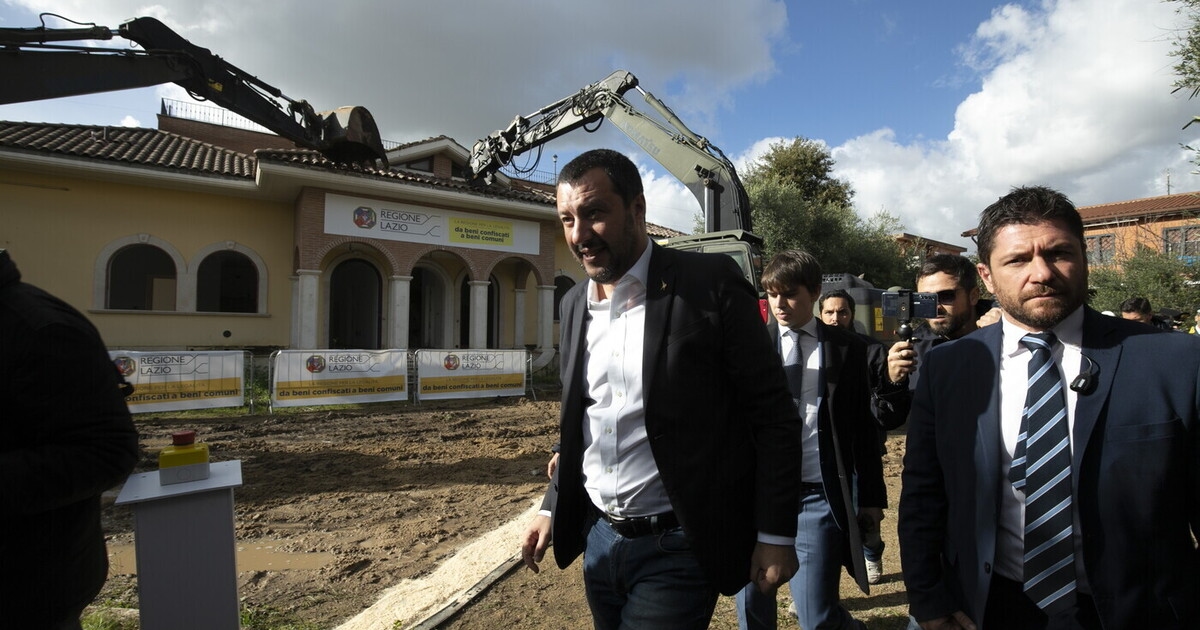 Salvini beton mikserini park ediyor ve buldozerin üzerine geri tırmanıyor