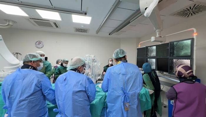 Een lekkende hartklep werd behandeld door via de ader in het sleutelbeen toegang tot het hart te krijgen.