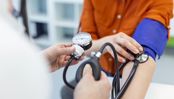 Um cardiologista especialista oferece 5 dicas valiosas para equilibrar a pressão arterial todos os dias! Atenção, pacientes com pressão alta: "É como jogar gasolina no coração."