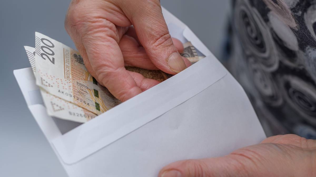 ¿Tiene una pensión baja? El ZUS puede darle 500 PLN adicionales al mes.