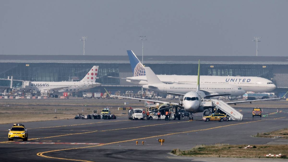 Air travel is paralyzed in Belgium. Brussels and Liege airports closed