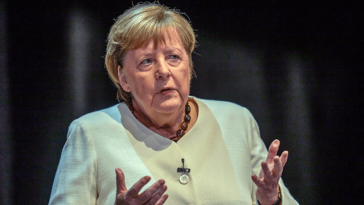 Angela Merkel critica la política del gobierno alemán. Se trata de migrantes.