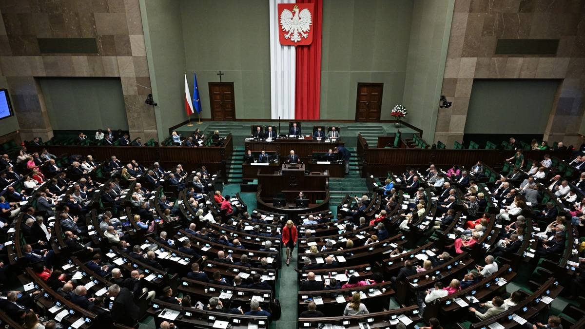 La Coalición Cívica (KO) lidera las últimas encuestas. Cuatro partidos fuera del Sejm