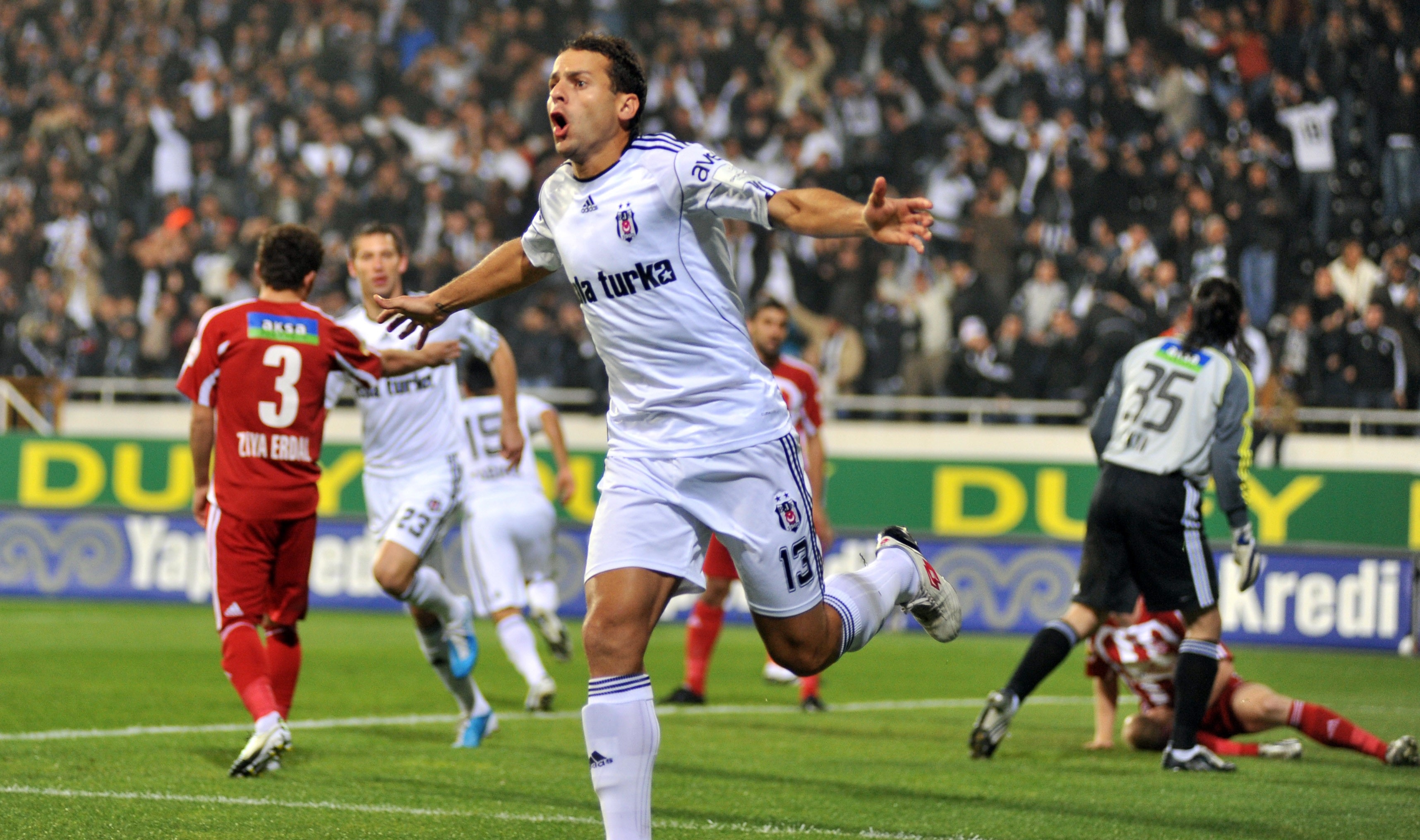 Commentaire du derby de Fenerbahçe de l'ancien attaquant de Beşiktaş Bobo