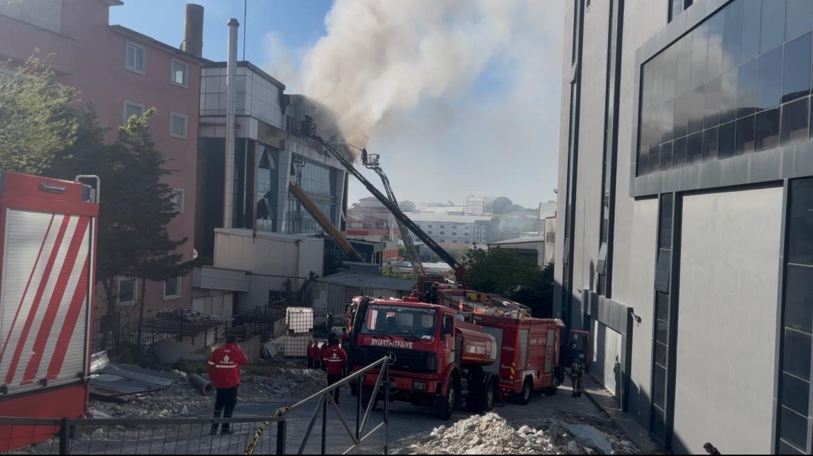 In einer vierstöckigen Textilfabrik in Esenyurt brach ein beängstigendes Feuer aus