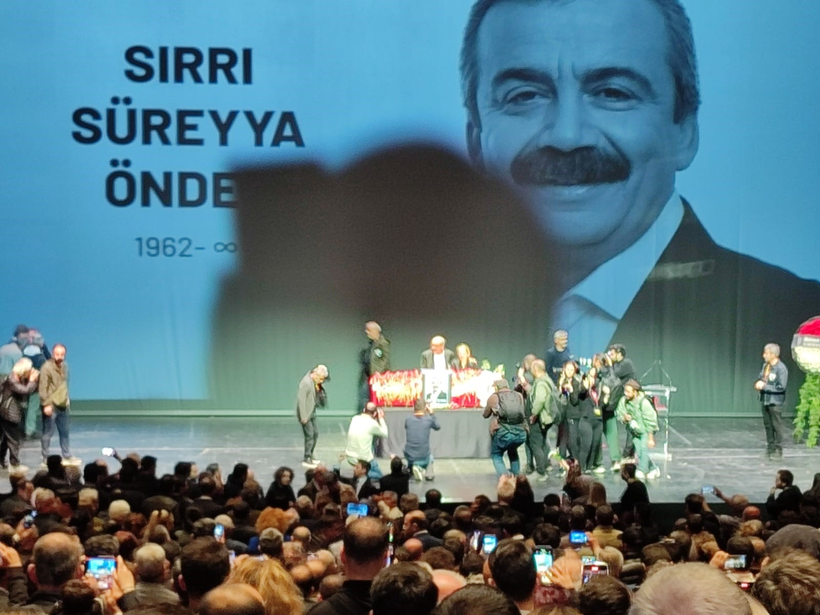 La première cérémonie de Sırrı Süreyya Önder a lieu à l'AKM
