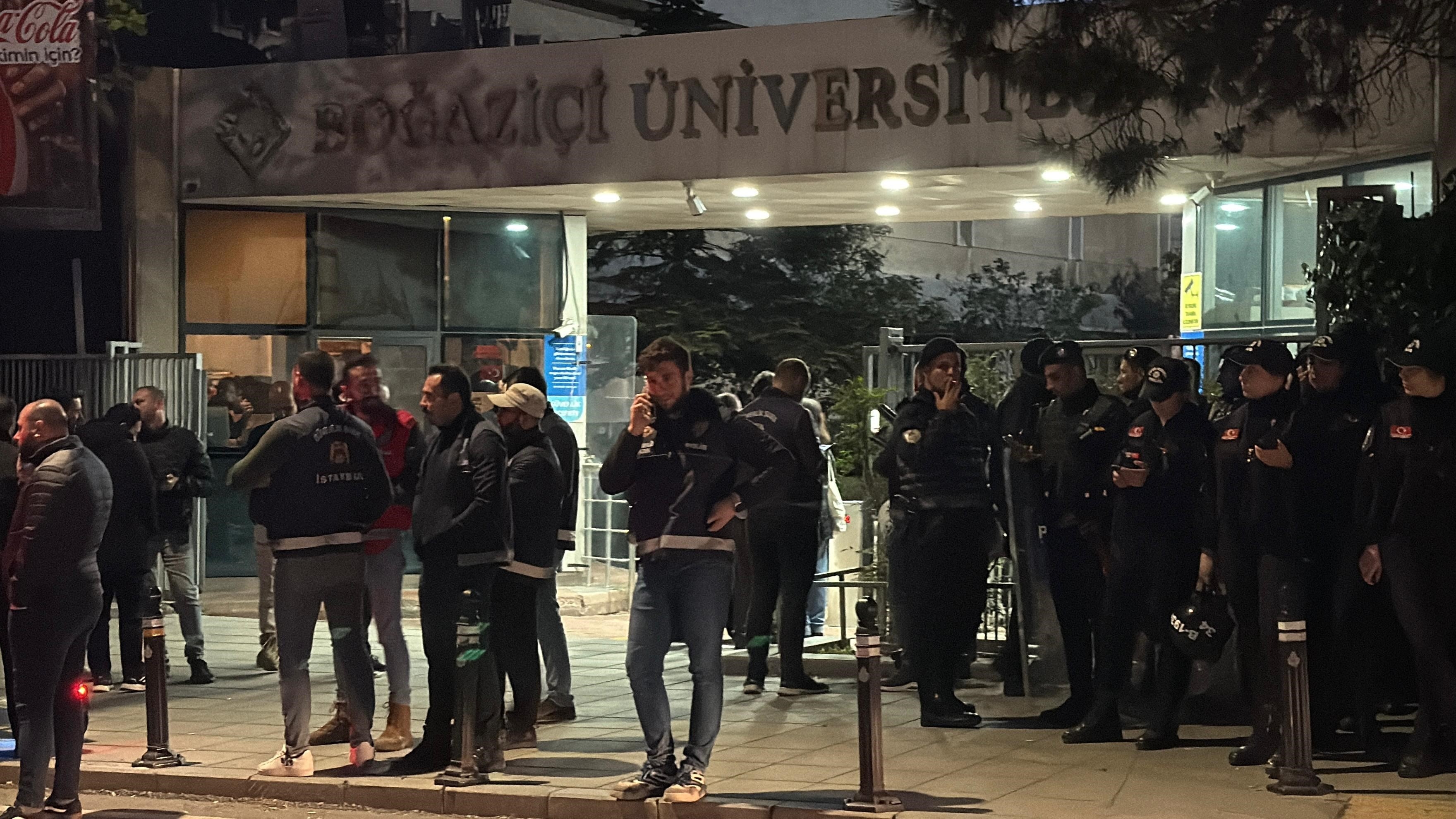 Betogers vallen politie aan bij de Universiteit van Boğaziçi: 13 politieagenten gewond, 97 aangehouden