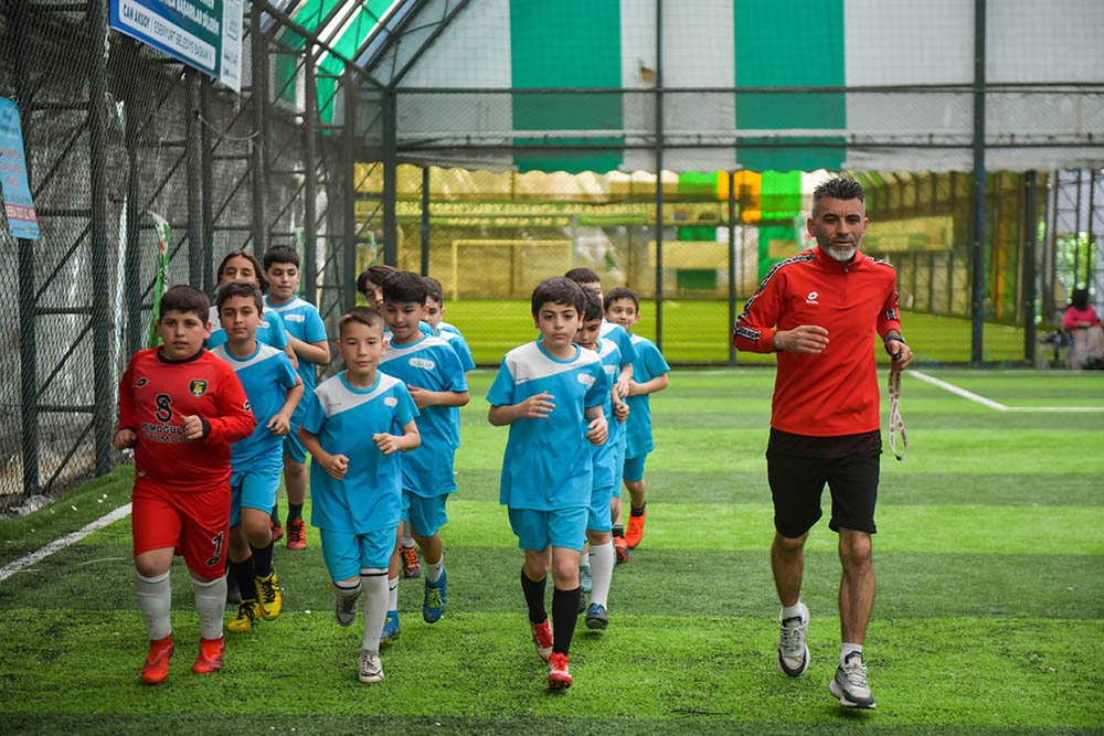 Unterstützung der Gemeinde Esenyurt für zukünftige Fußballspieler