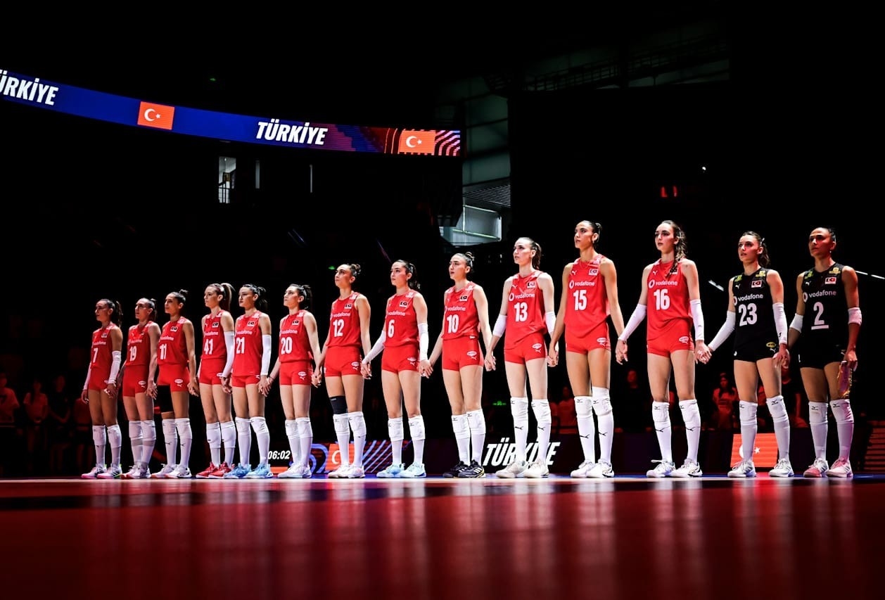 La selección nacional femenina de voleibol derrotó a Polonia por 3-2