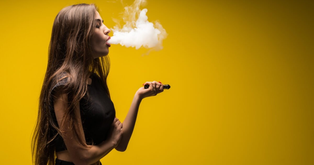 Un giovane diventa influencer per combattere lo svapo dopo la diagnosi di cancro