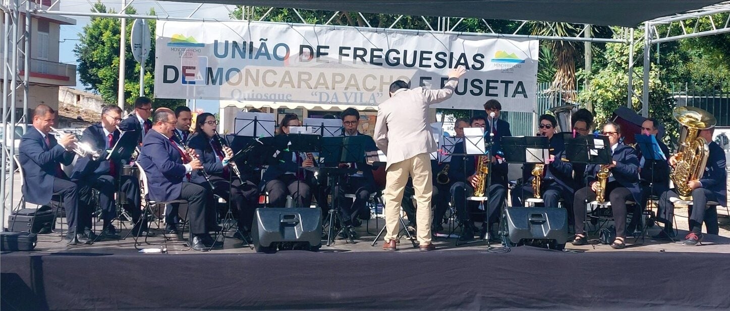 Banda Filarmónica 1.º de Dezembro de Moncarapacho atua na Praça da República