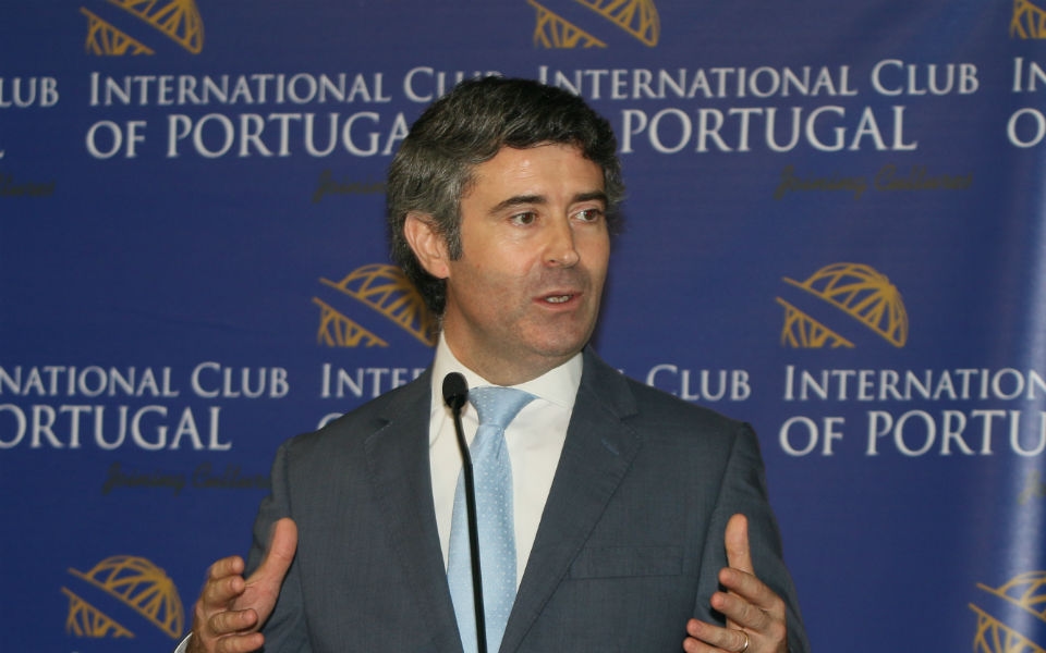 El líder del Partido Socialista pide “humanismo y sensibilidad social” para resolver los problemas de vivienda precaria