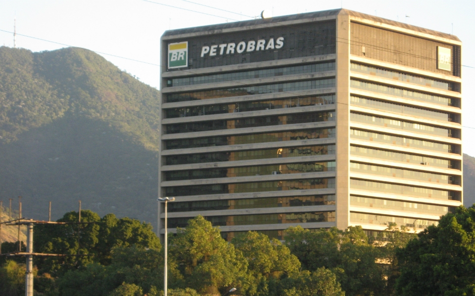 Gli utili della compagnia petrolifera brasiliana Petrobras scendono del 70,6% nel 2024