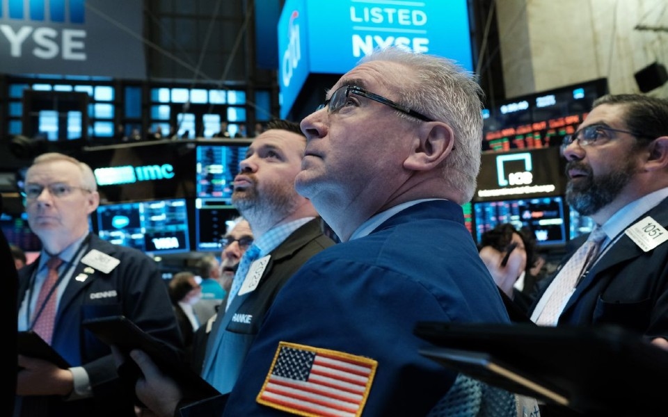 Wall Street starts without defining a trend