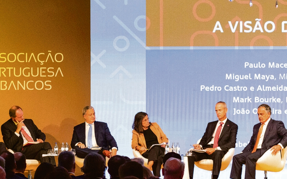 Los banqueros se dividen entre elogios y “no haré comentarios” sobre la venta de Novobanco al Grupo BPCE
