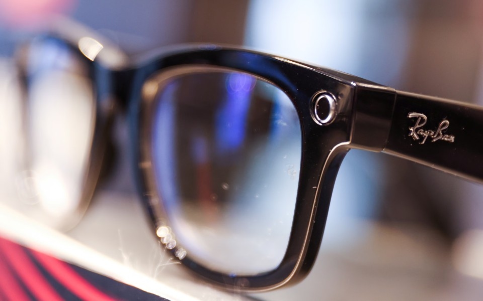 ¿Más gafas inteligentes en camino? Ray-Ban sube casi un 6% en bolsa tras la entrada de Meta.
