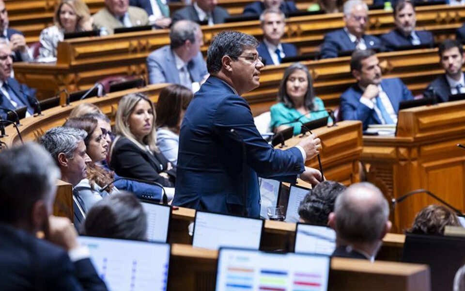 La oposición ataca a AD por su estado de salud