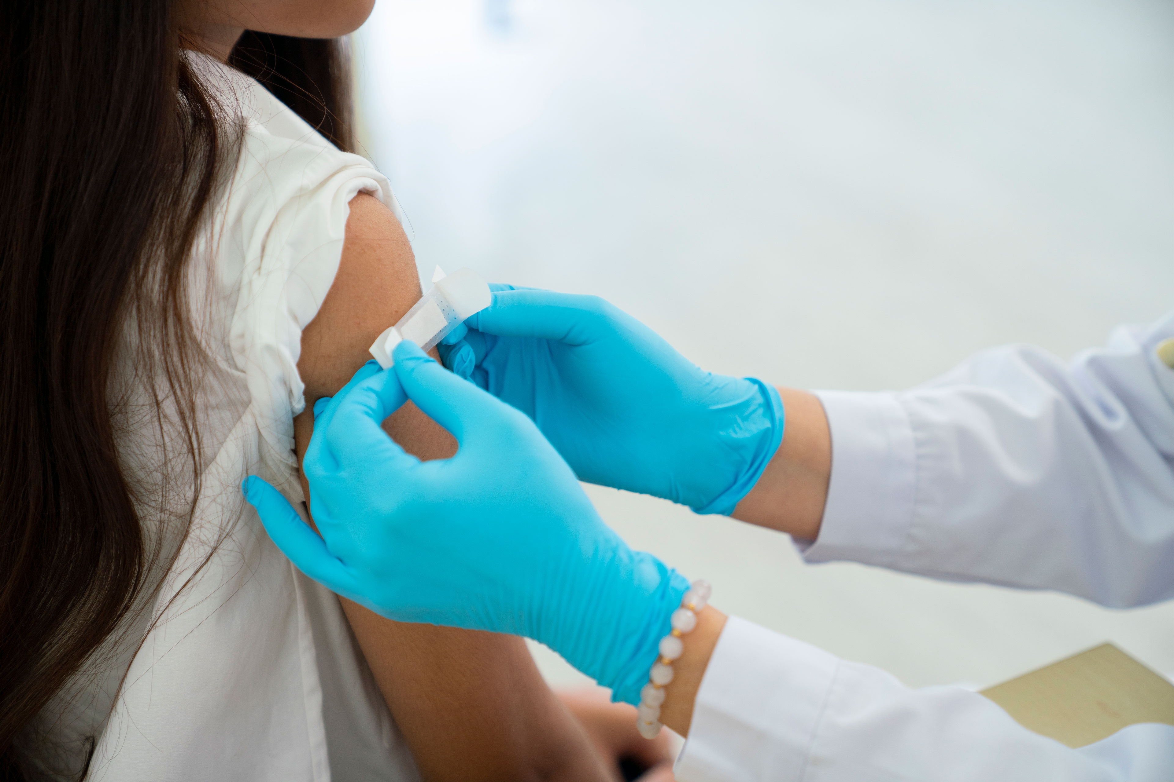 Pediatras recomendam vacinas para lucrar? Não dá muito dinheiro nisso.