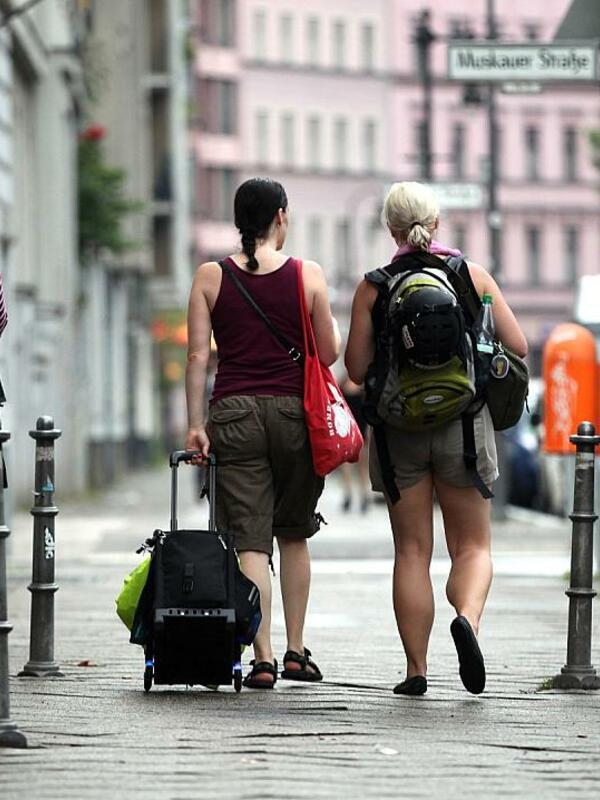 Im Jahr 2024 haben Reisende aus Deutschland insgesamt 277 Millionen Privat- und Geschäftsreisen mit mindestens einer Übernachtung im In- oder Ausland unternommen.