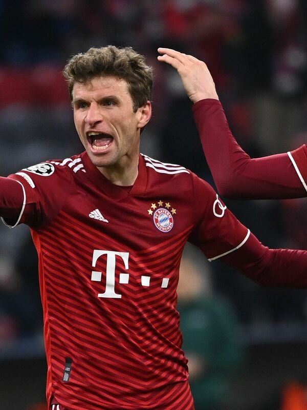 Wearing a cowboy hat and alongside his brother Simon and father Gerhard, the long-time Bayern player ponders his future.