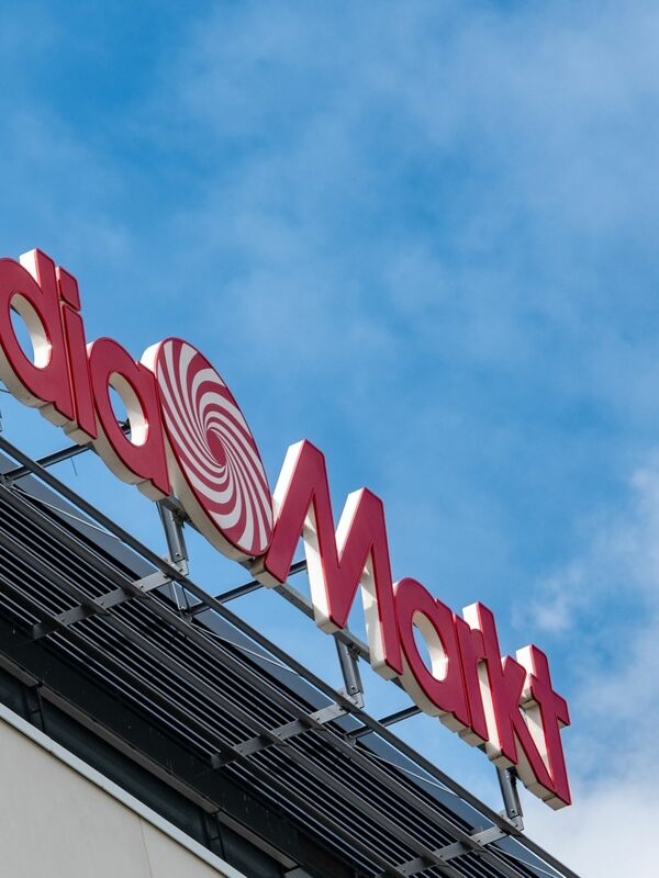 In many German cities, branches of the electronics chain Saturn are being closed and Media Markt is moving into the same location.