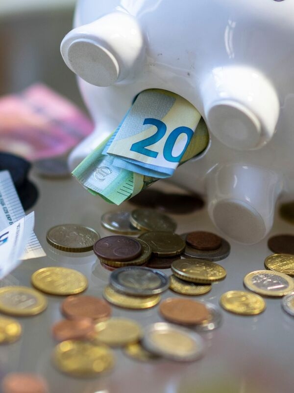Nonostante i social media e gli influencer finanziari, la maggior parte dei tedeschi preferisce conservare i propri risparmi su conti correnti o conti correnti bancari.