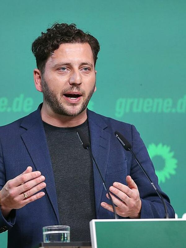 Leider Felix Banaszak van de Groene Partij heeft de vragenlijst van de Uniefractie over de non-profitstatus van niet-gouvernementele organisaties scherp veroordeeld.