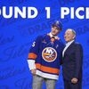 Los New York Islanders sorprendentemente ganan la primera elección del draft y eligen al favorito.