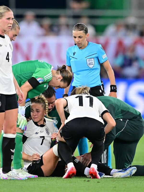 Por primera vez en un torneo, Giulia Gwinn lidera a la selección nacional de fútbol en el campo como capitana.