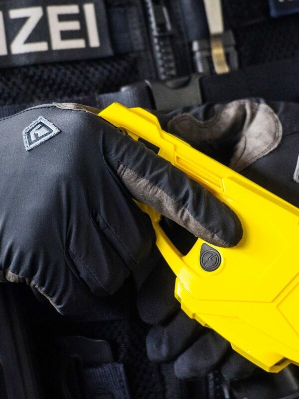 They cause pain and the opponent is temporarily paralyzed: Tasers are controversial in police work.