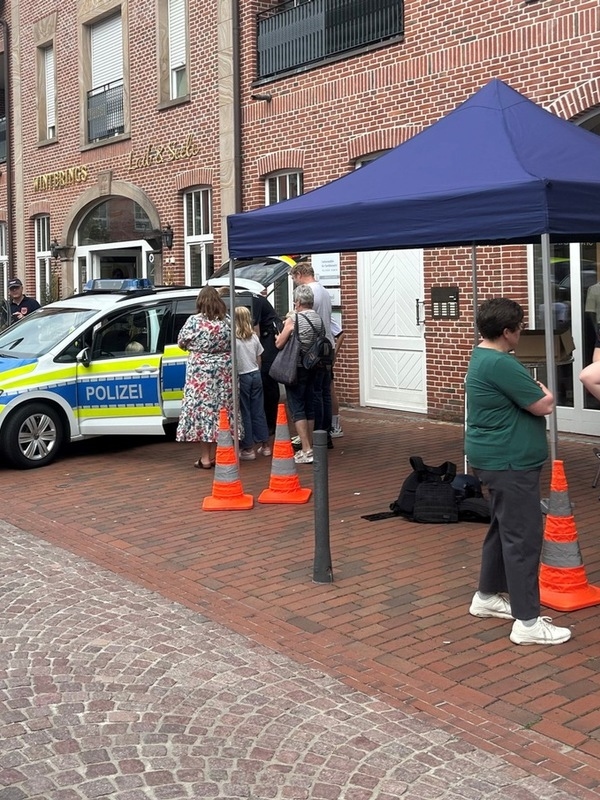 Haselünne - This year's Blue Light Mile took place in Haselünne's city center on Saturday from 10:00 a.m. to 4:00 p.m. - organized by Haselünner Stadtmarketing eV. The event attracted numerous visitors and offered exciting experiences...