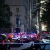 Operação policial em larga escala em Manhattan: um homem corre para dentro de um prédio alto com uma arma.