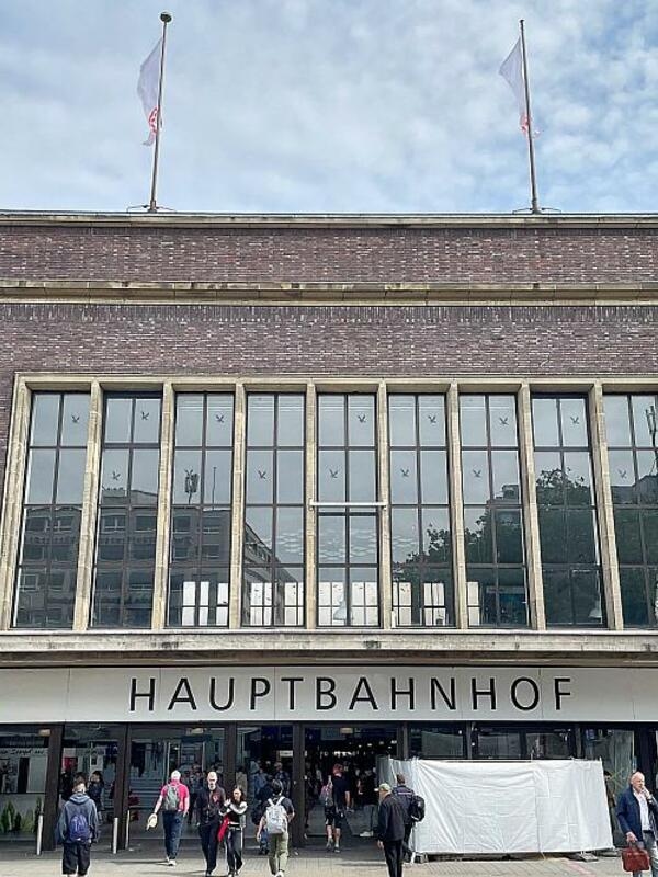 Deutsche Bahn has repaired the damage to the line between Duisburg and Düsseldorf.