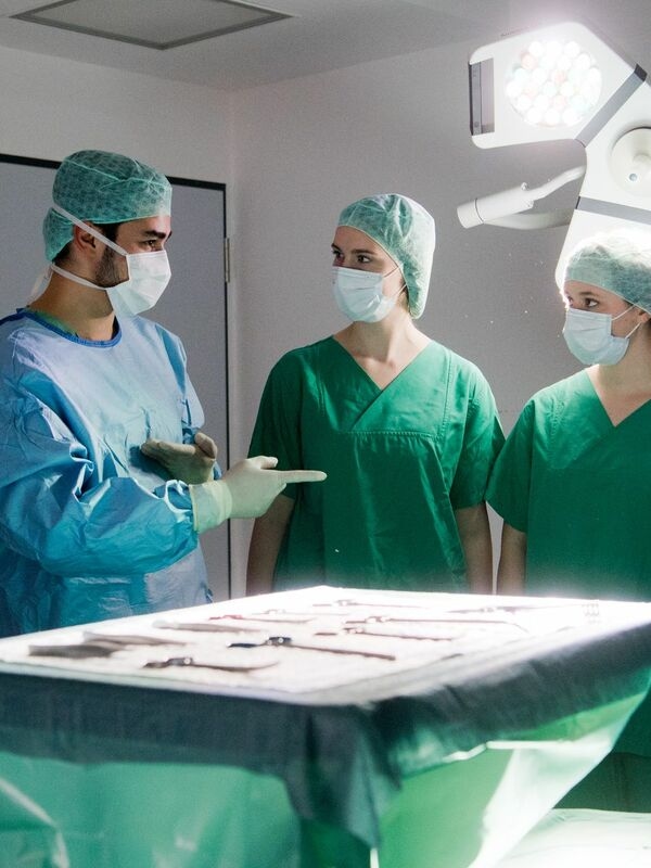 Há vagas suficientes em faculdades de medicina para suprir a escassez de profissionais qualificados? Uma análise sugere que não.