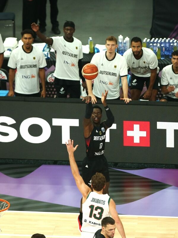 A brilhante vitória de 107:88 da seleção alemã de basquete sobre a Lituânia fica em segundo plano.