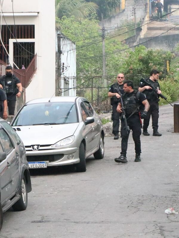 Gunfire, burning barricades, drone attacks: The operation against the Red Command in the favelas of the coastal metropolis leads to civil war-like conditions.