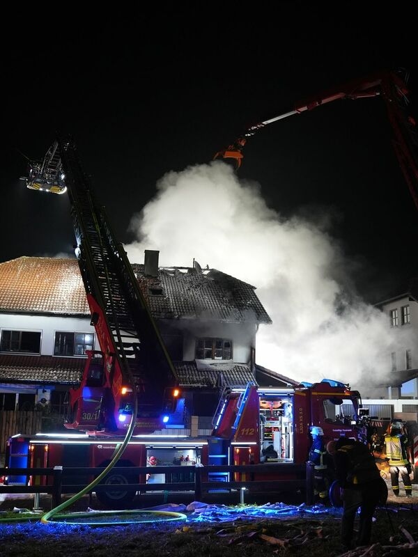 Bir patlamanın ardından alevler yükseliyor, ardından da müstakil bir evin tamamı yanıyor.