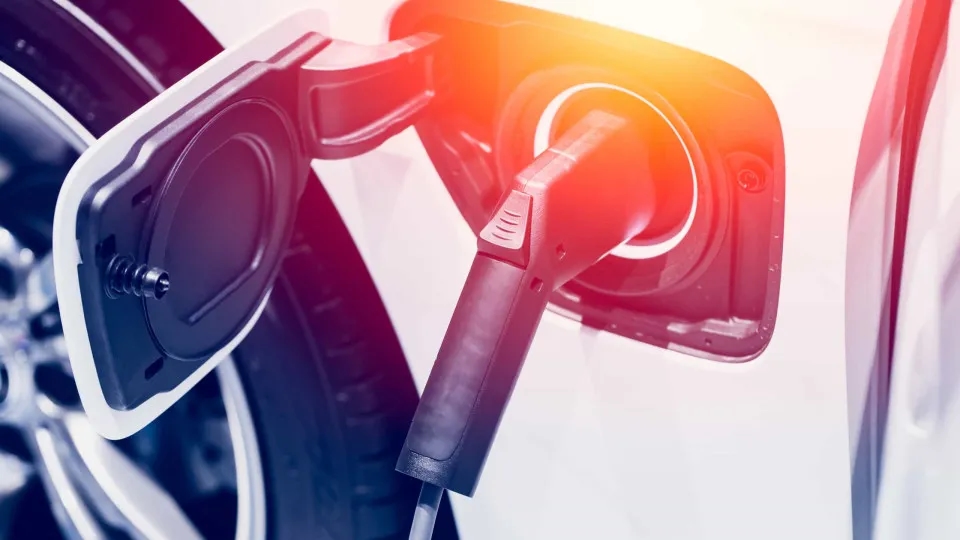 Onderzoek: Elektrische auto's hebben een kleinere impact op het milieu vergeleken met benzineauto's.