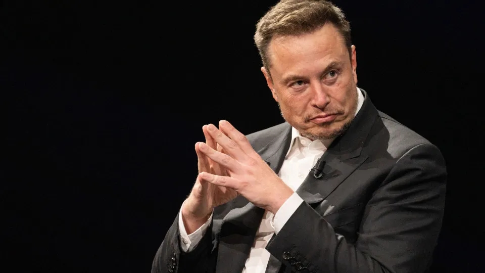 Gli azionisti di Tesla approvano il pagamento di un miliardo di dollari a Musk.