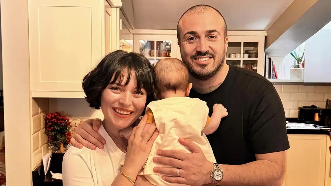 Na swoim koncie w mediach społecznościowych napisała: Ezgi Mola bierze rozwód!