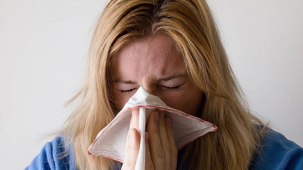 Maneiras de distinguir entre alergias e gripe