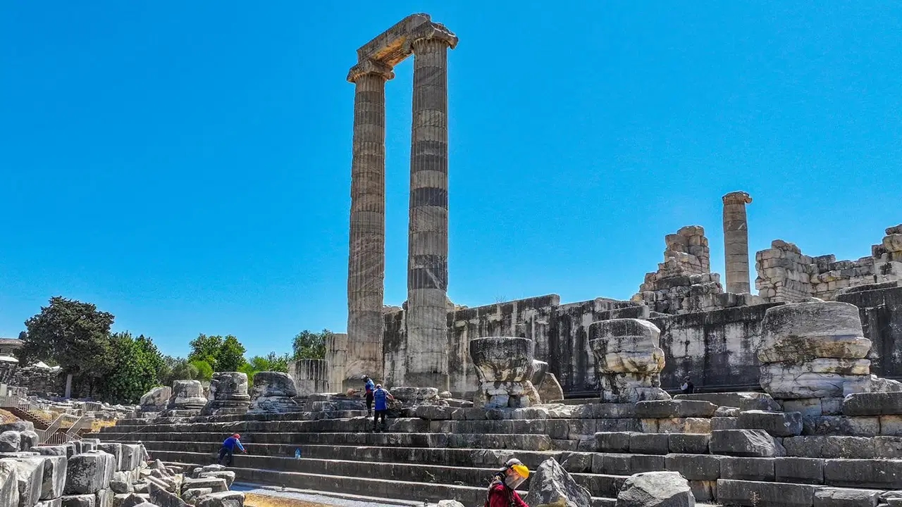 Les préparatifs pour les visites nocturnes se poursuivent au temple d'Apollon