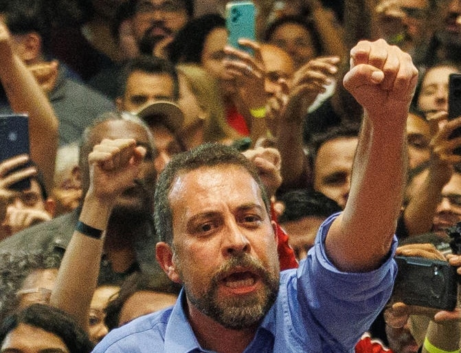 Boulos sert de médiateur entre Lula et les dirigeants syndicaux dans le projet de nationalisation du géant brésilien de l'armement